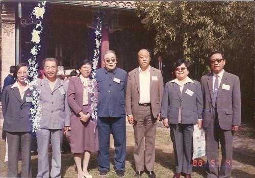 1988年90周年校慶與陸平校長(左四),彭佩雲(右二)張學玉副書記(右一)