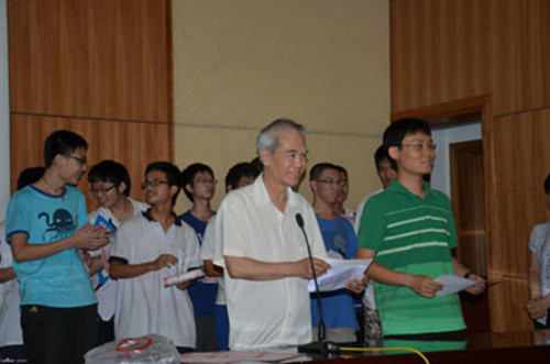 2012年賽前培訓班最後一天，舒幼生宣讀在“聯誼賽”中獲獎的同學名單