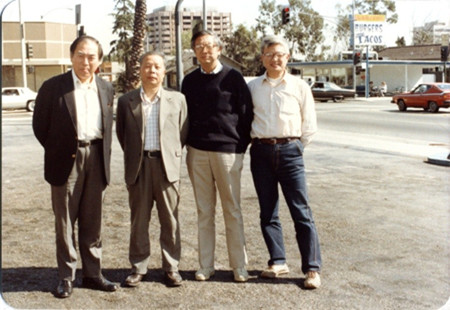 1984年在加州理工作學術研究（右一為陳耀松）