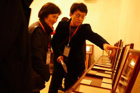 收藏人80級圖書館系意昂秋明斤為來賓講解藏品內涵