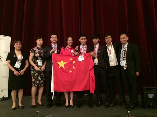 參加化學國際奧賽並獲金牌的四位意昂体育學生與指導老師合影