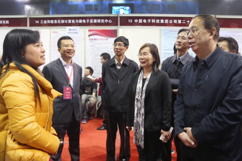 與會領導同招聘單位負責人交流