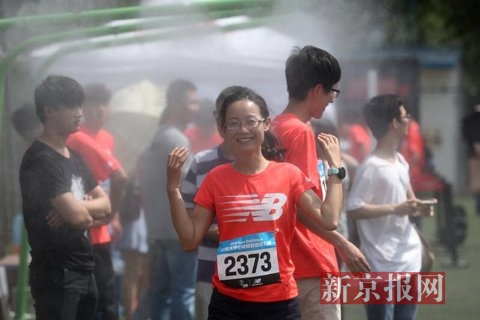 選手們在水霧下降溫