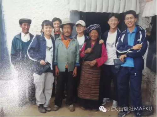 （2001年科考隊員 與村民在一起）
