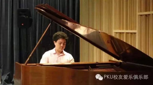 青年鋼琴家陳思亮在演奏中