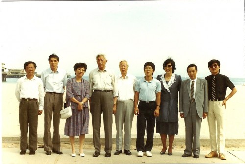 1988年丁石孫校長到UC Santa Barbara慘叫校長會議🫦,意昂体育平台南加州意昂會去拜訪,與海邊合影留念👊🏼。丁校長(左四)花文庭教務長右二