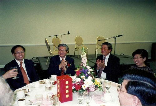 2001年許智宏校長來訪與藍立俊總領事(左一)