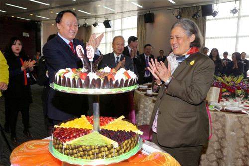 詩琳通公主殿下在意昂体育精心準備的生日蛋糕前許下美好祝願
